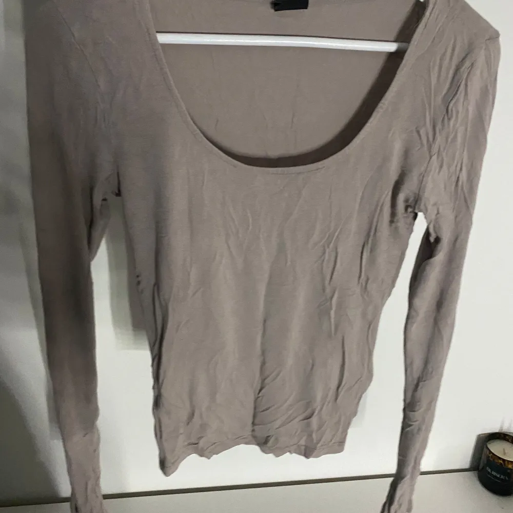 Säljer en stilren beige långärmad topp från Gina Tricot i storlek M. Perfekt för både vardag och fest. Toppen är i ett mjukt och bekvämt material som passar bra till alla säsonger. Ett måste i garderoben! 💫. Tröjor & Koftor.