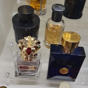 JPG scandal, Versace Dylan blue, Holoween men, Hugo boss - Säljer dessa 3 olika parfymer:                     -JPG 35ml/50(400kr).                             -Versace 50ml/100(SÅLD).                         -Hugo boss 45ml/50(350kr).              -Hallowen 60ml/75(300kr).             
