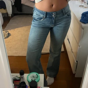 lågmidjade jeans - bootcut jeans från hm med detaljer på bakfickorna. knappt använda.🦋sköna och stretchiga i materialet, jag är 166
