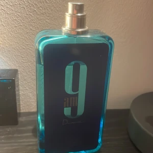9 AM parfym - Säljer en fräsch och stilren parfymflaska med namnet '9 AM'. Flaskan är rektangulär och har en cool blå färg med en silverfärgad spraytopp. Perfekt för en uppfriskande start på dagen! 💙 OBS har ingen låda till parfymen 85/100 ml kvar 