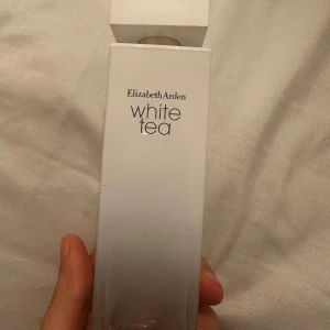 Elizabeth Arden White Tea parfym - Säljer en elegant och fräsch parfym från Elizabeth Arden, White Tea. Flaskan är stilren och vit med en minimalistisk design. Perfekt för dig som älskar en ren och lugnande doft. Passar både till vardags och speciella tillfällen. Fick den som en present va inte riktigt min smak så den är testad endast en gång🤍
