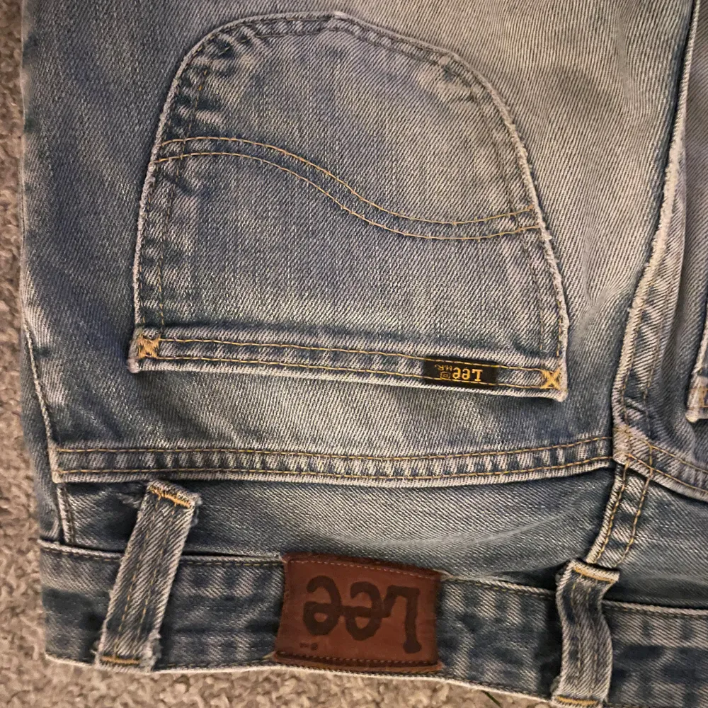 Säljer ett par snygga blå bootcut jeans från Lee i bra skick. Köpte på plick men va för stora, så kan inte visa bild me de på 💕midjemåttet:34 cm rätt över och innerbenslängd: 73 cm. passar någon som är ca 160-165. . Jeans & Byxor.