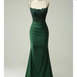 Balklänning  - Jag säljer min klänning som jag hade på 9:ans middag, men den passar precis lika bra för en studentbal. Den är endast använd en gång och är figursydd. Jag har vanligtvis storlek XS eller S  Nypris var 1925 kr, jag säljer den nu för 1500kr. Köparen står för frakten. Jag ansvarar inte för eventuella problem som kan uppstå med posten.