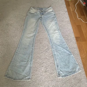 Ljusblå bootcut jeans - Säljer ett par ljusblå bootcut jeans i bra skick. 80cm Innerben 20cm grenlängd  Ca 35cm midjemått💕💕