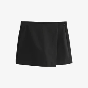 Svart kjol  - Säljer denna svarta kjolen. Aldrig använd, helt ny. 🤍