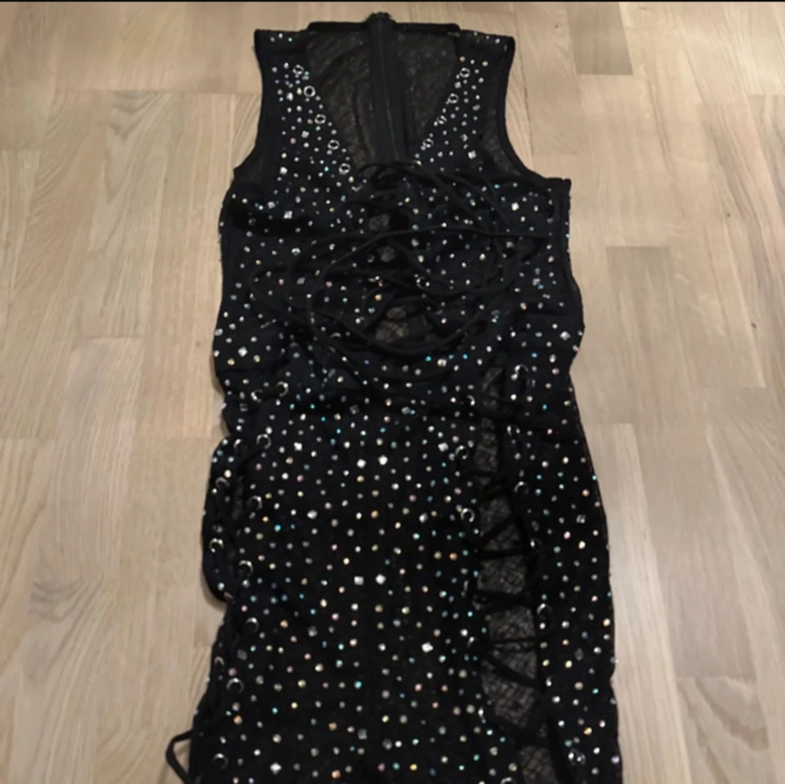 Svart glittrig jumpsuit med snörning - 91