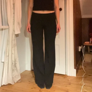 Svarta byxor - Säljer ett par svarta byxor i bra skick, med två sömmar på framsidan. De är lågmidjade och har en loose passform med en rak stil. Perfekta för både vardag och fest! 🖤