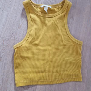 Linne från H&M - En topp från H&M som inte används, vet inte hur mycket den är köpt för men säljer för billigt! Priset kan diskuteras!