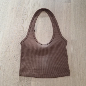 Topp från H&M - Super snygg topp från H&M, sitter jättefint på! Säljer pga att den inte kommer till användning! 