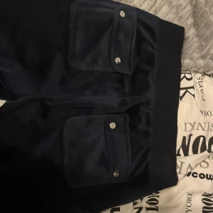 mörkblåa juicy byxor storlek XS - är 164 lite för små vid låren för mig men längden perfekt mörkblåa juicy mörkblåa