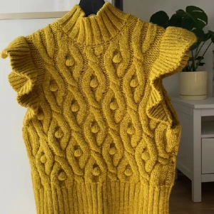 Säljer denna trendiga stickade tröjan med volanger från Zara - Törja med volanger i nyskick