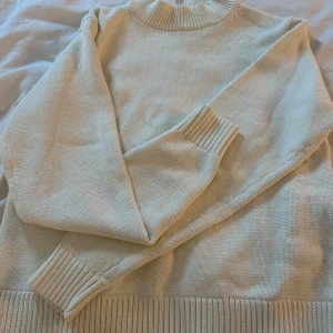 Stickad tröja  - Väldigt snygg basic stickad tröja, bara prövad aldrig använd, från uniqlo i storlek Xs🙌🏻❣️