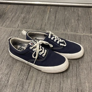 Tommy jeans sneakers - Marinblå tygsneakers från Tommy Jeans Mycket bra skick Strl. 43