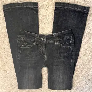 Lågmidjade utsvängda jeans från Esprit! Midjemåttet är 35 cm tvärsöver och innebenslängden är 76 cm. Frakt tillkommer och betalning sker via swish. Något slitna vid benslutet - saknar storleksetikett men uppskattar xxs 💋