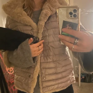 Herno liknande jacka - Herno liknande trekvartsärmad jacka, går att ha den ut och in, päls på ena sidan och ”vanligt” jackmaterial på andra(se bilder) otroligt varm och snygg! Vet inte vad det är för märke tyvärr Grå/beige Pris är diskuderbart!😊