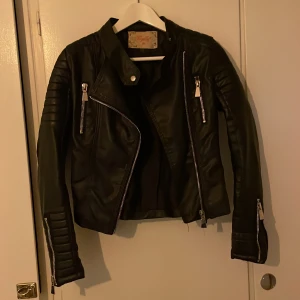 Skinnjacka - Snygg skinnjacka från voyelles!