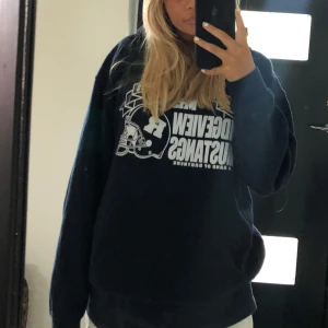 Vintage hoodie  - En marinblå vintage hoodie från Beyond retro