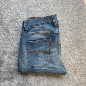 Nudie jeans - Ett par riktigt feta nudie jeans i snygg tvätt med den populära modellen Grim Tim👖| Jeansens skick: 9/10✅ | Jag på bilden är 182cm | Hör av er vid ytterligare frågor❗️