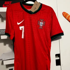Portugal landslagströja 2023/24 - Helt ny Portugal tröja med Ronaldo tryck där bak. Tröjan är spelar version det vill säga att det är bättre kvalite och sitter lite mer tajt. Storlek är M (Slim fit).