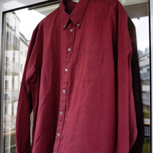 Skjorta  - Vinröd skjorta i XL. Sitter lätt oversize på mig som är 180cm. Inte mycket använd. Kolla gärna profilen. Säljer gärna flera plagg samtidigt. Frakt tillkommer. 