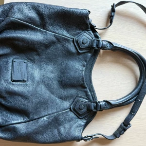 Marc by Marc Jacobs väska - Väska från Marc Jacobs väl använd och har lite skavanker på själva märket och i väskan  annars är den i bra skick! Inköp 2014-2015 någon gång