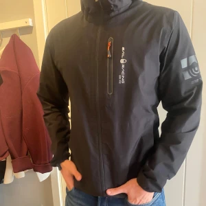 Sail racing regnjacka - Säljer nu min Sail Racing gore tex jacka då jag knappt använder den längre, varans skick är 8/10 