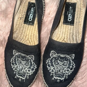Kenzo Espadrillos ÄKTA - storlek 39 Använt skick men inga defekter🫶🏽 skolåda medkommer