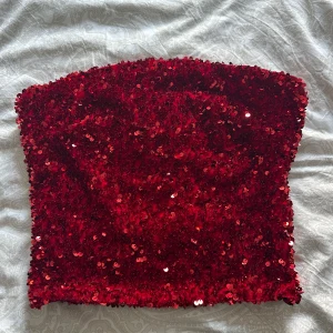 Bandeautopp  - Säljer min bandeautopp. Super fin. Använd en gång.