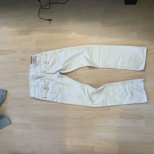 True religion jeans - Tja säljer ett par as feta vita true religion jeans och är lite baggy på mig och har inga defekter osv.