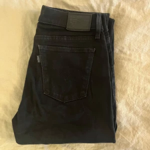 Svarta levis jeans - Svarta tajta levis jeans modell 710 super skinny i strl 28/30.. Knappt använda då jag köpte fel modell så jeansen är i väldigt fint skick, köparen står för frakten💞