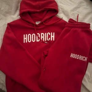 Hoodrich dress - Röd deress från hoodrich, köpt från herravdelningen på jd sports.  Str s men overaized. Fickor i både byxa o hoodie.