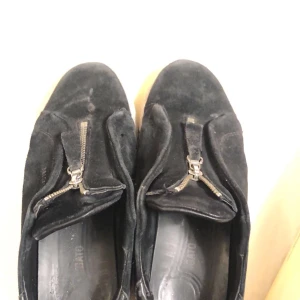 Axel arigato zip 90 skor - De är rätt så slitna och samlar bara dam då jag ej använder dem längre 