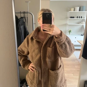 Brun teddyjacka - Mycket skön och varm Teddy jacka/ kappa som passar jätte bra nu till hösten/ vintern. Mycket fint skick använd endast 1 gång. Storlek L passar till de men för er som vill ha lite oversize som jag har på bilden så passar den mindre storlekar! 