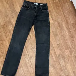 Jätte snygga midwaist jeans från zara. Det är i jätte fint skick och har jätte fina detaljer längst ner vid fötterna(kolla bild). Byxorna är en färg mellan svart och grå💕