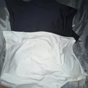 Träningslinne - Jag säljer två stycken linnen i ett pak, vitt och svart från H&M i strlk XL. Det är dubbelt tyg runt byst. Endast testat⭐️