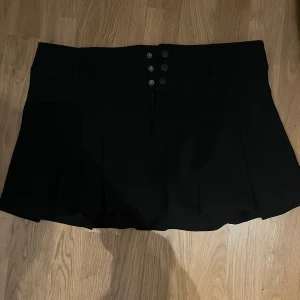 Svart kjol - Svart kjol från HM, aldrig använd! 