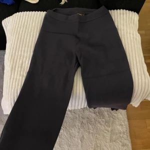 Svarta byxor - Säljer ett par svarta byxor i en stilren design. De har en loose passform och är perfekta för både vardag och fest. Byxorna är tillverkade i ett mjukt material som ger en bekväm känsla hela dagen.