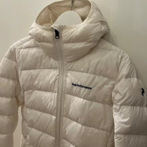Peak Performance dunjacka  - En vit snygg dunjacka ifrån peak performance. I storlek small. Väldigt fint skick och använd fåtal gånger! Funkar till det mesta både höst, vinter och vår jacka! 