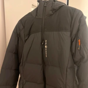 Svart Sail Racing jacka dam  - Säljer min svarta Sail Racing jacka då jag inte har användning av den längre. Mycket bra i skick, använt bara någon vinter. Pris kan diskuteras☺️