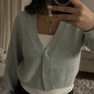 Svag mintgrön cardigan från H&M i storlek XS aldrig använt. 