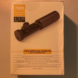 Bluetoothhörlurar  - Oöppnade bluetooth hörlurar!! Råkade beställa två och därför är dessa oanvända, men de jag testade var förvånansvärt bra. De kommer i en nice cylinderformad förpackning,finns alternativ till storlekar i örat, och går att snacka telefon med