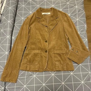 Manchesterkavaj  - Brun manchesterkavaj. Den är från Vero Moda och är i fint skick. Storlek 38