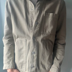 Jeansjacka - Beigeaktig jeansjacka perfekt till hösten från weekday. 