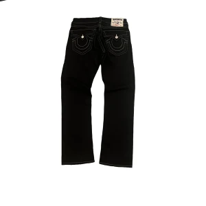 Svart Vita Semetary True Religion Jeans - Yooo! Säljer ett par True Religion😻 För grabbar men funkar för brudar oxå🥰🥰 Ses på semetary vid rainbow bridge🤓☝️ Perfekt condition aldrig använda❤️❤️Skriv till mig om du har nåra frågor🔴🔴🔴