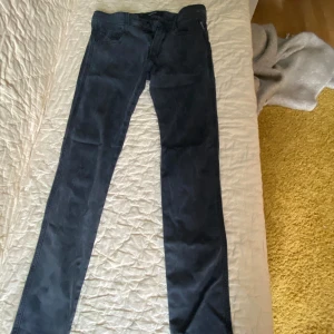 Säljer nu mina svarta replay byxor 8/10 sick efter jag växte ur dom så har dom bara lagt i min garderob så säljer dom för bra pris odenarie pris 1799 pris går att förhandla  - Svarta replay byxor rätt så bra sick 