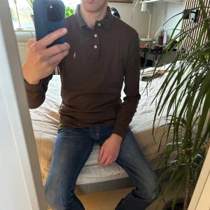 Ralph Lauren tröja - Säljer min långarmade tröja från Ralph Lauren, riktigt snygg och perfekt för hösten! Skicket är 10/10.   Jag är 173cm lång och storleken på tröjan är S. Observera att tröjan är lite liten i storleken! Skulle säga att den är storlek XS/S. Hör av dig vid frågor! 
