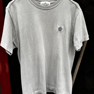 Stone Island T-shirt - Äkta stone island t-shirt, bra skick, storlek M, beige, skriv om det är något du undrar!