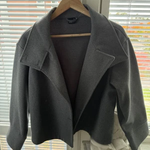 Kappa grå - Säljer min kappa gråa kappa från Gina Tricot! Använd fåtal gånger inget spår av användning. Kappan är i storlek XS och pris kan diskuteras!