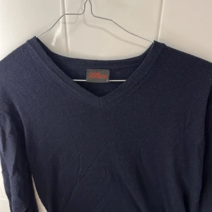 Oscar Jacobson 100% Merino Wool - Säljer en ritkigt fin Oscar Jacobson tröja. Skicket är otroligt bra och storleken är i small relaxed fit. Nypris 1399 kr! Skriv gärna för mer info och bilder!