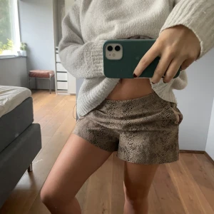 Leopard mönstrade läder shorts - Ett par super fina helt oanvända leopard shorts i storlek XS från Zara som tyvärr inte säljs lämgre. Men skulle nog säga att e passar mer S/M då jag burkar ha XS och de är förstora